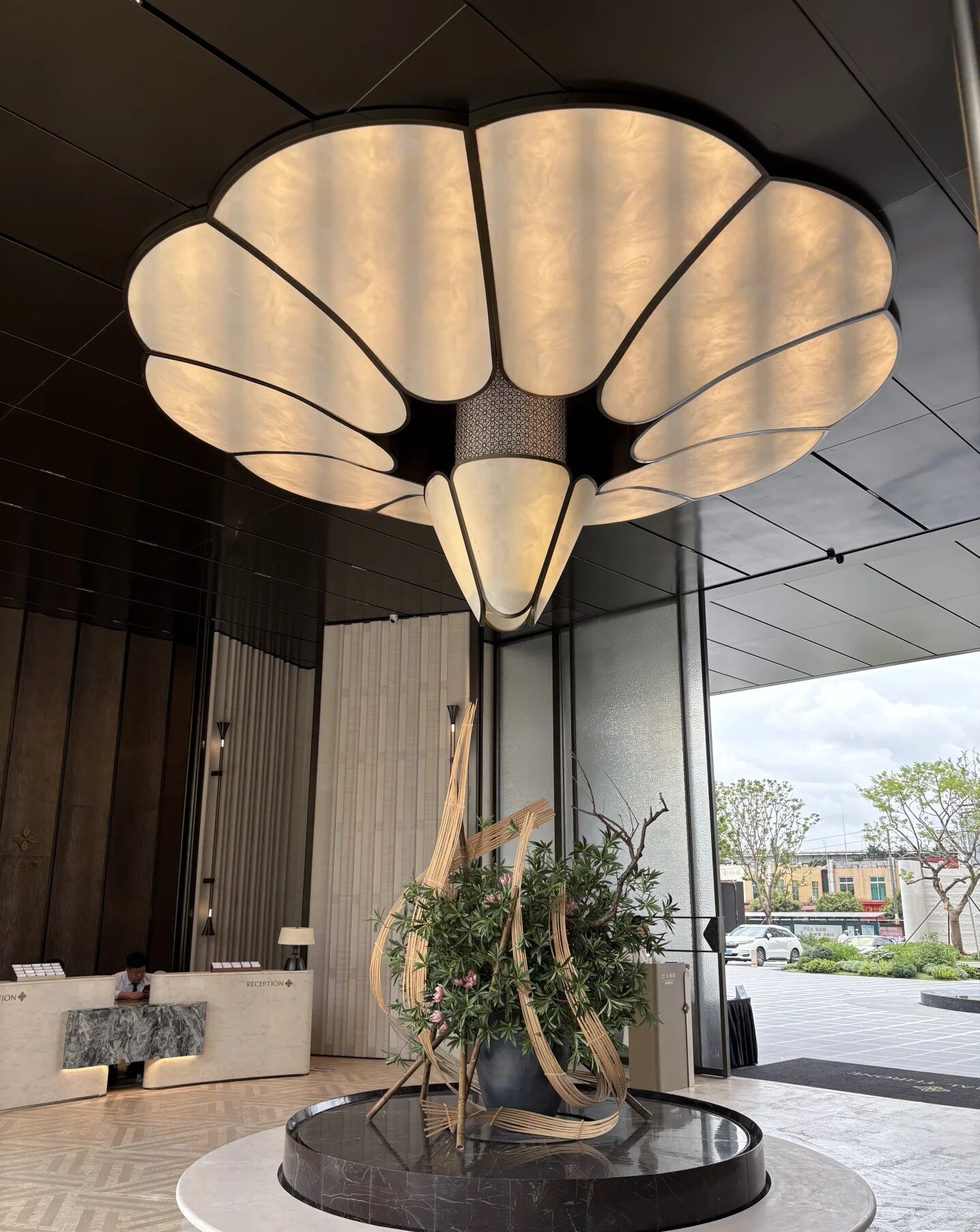 酒店大堂云石吊灯会所玄关入户花瓣造型吊灯非标工程灯具